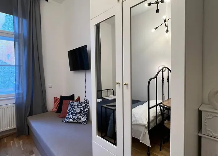 Urban Nest On Tyrsova 7 - Near Ip Pavlova Metro
