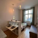 Urban Nest On Tyrsova 7 - Near Ip Pavlova Metro