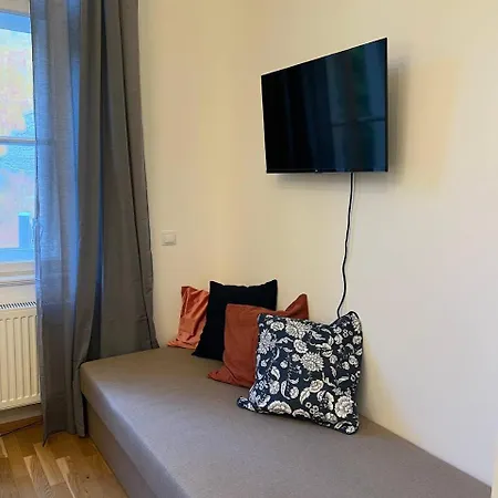 Urban Nest On Tyrsova 7 - Near Ip Pavlova Metro *